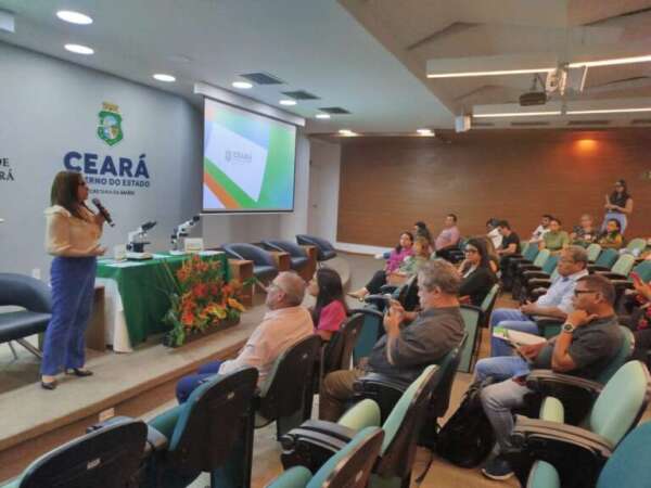 Sesa entrega novos microscópios a laboratórios especializados em estudos de insetos; ação reforça vigilância de vetores no estado