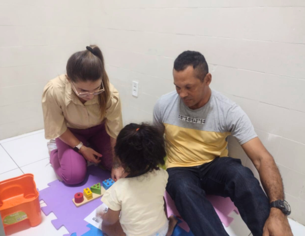 “Amor que une e transforma”: presença de pais durante tratamento de filhos autistas fortifica laços de afeto