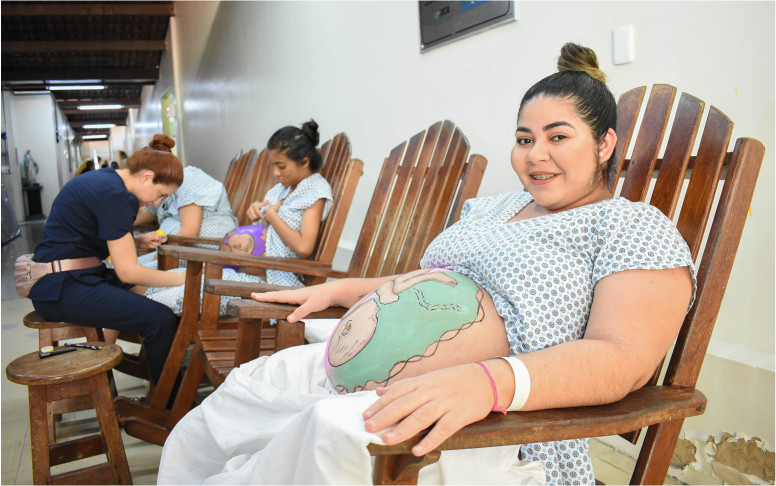 Grávidas ganham pintura artística na barriga e sessão de fotos no Hospital Geral Dr. César Cals