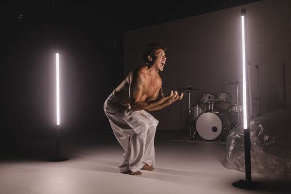 Silvero Pereira retorna ao Cineteatro com “Pequeno Monstro”, espetáculo que investiga histórias de infâncias LGBTQIAP+