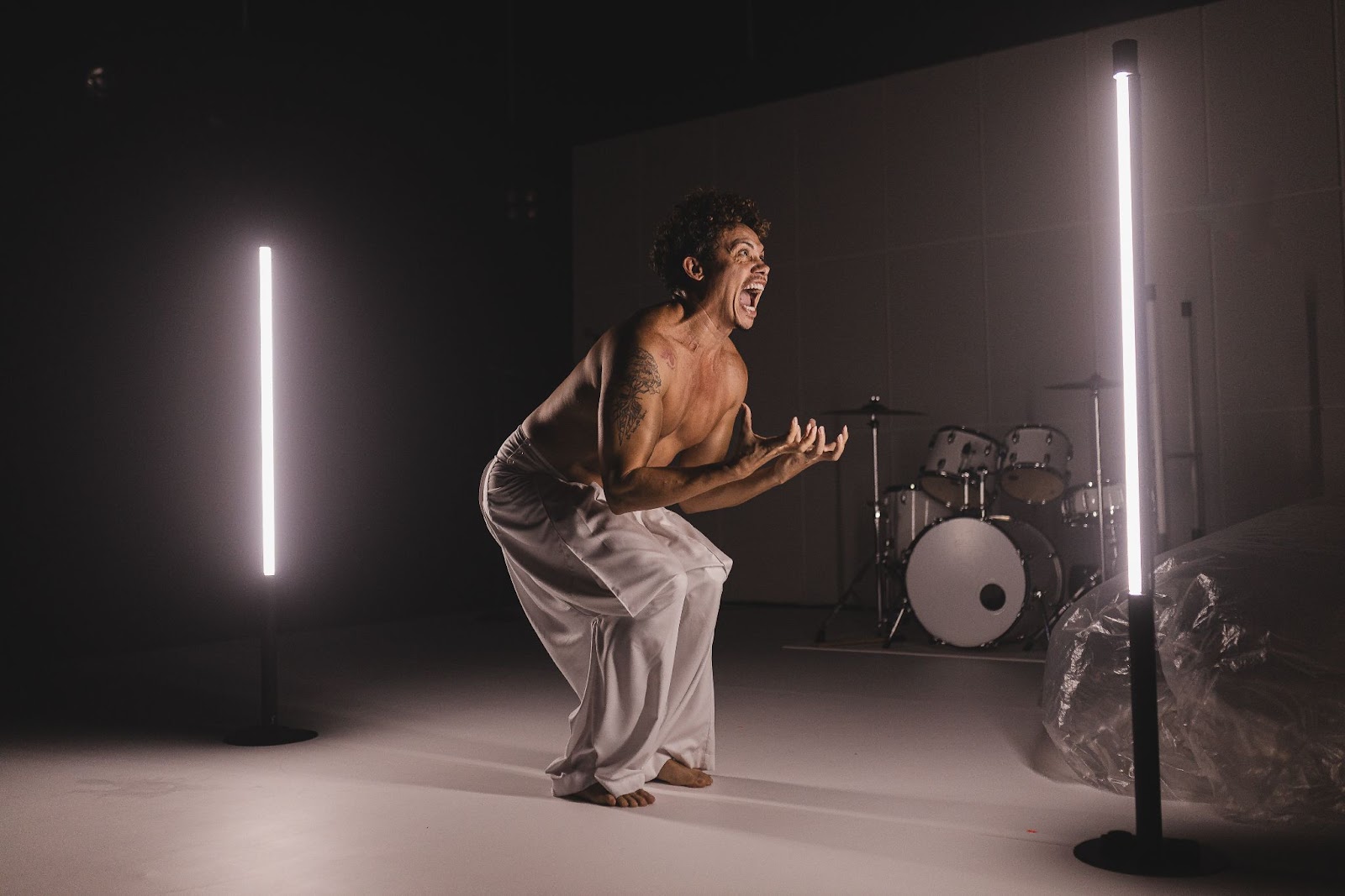 Silvero Pereira retorna ao Cineteatro com “Pequeno Monstro”, espetáculo que investiga histórias de infâncias LGBTQIAP+