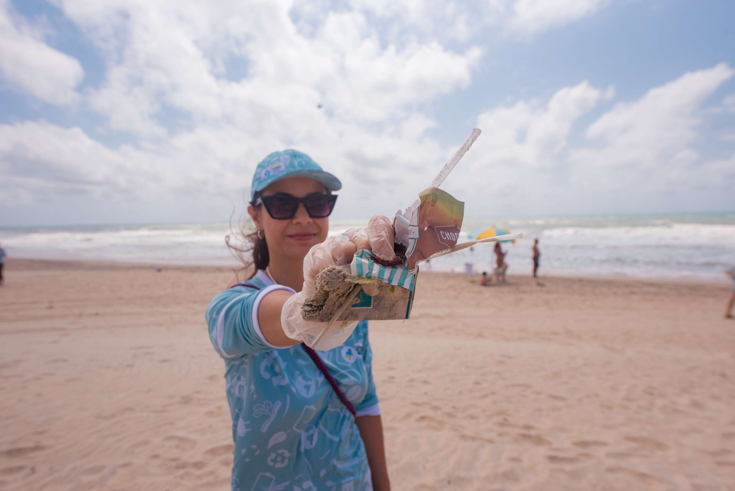 Cagece participa de limpeza voluntária na Praia do Futuro neste sábado (21)