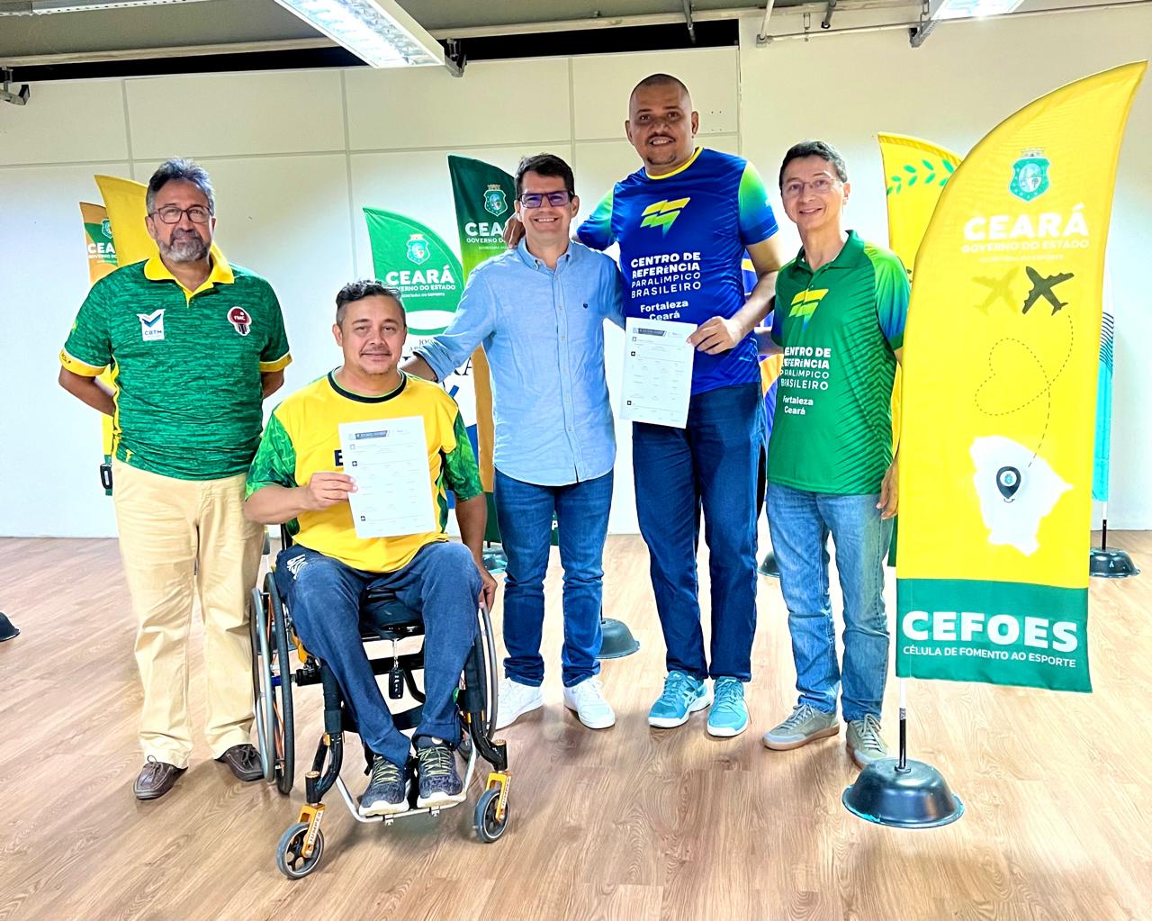 Governo do Ceará entrega passagens aéreas para paratletas da modalidade de tênis de mesa