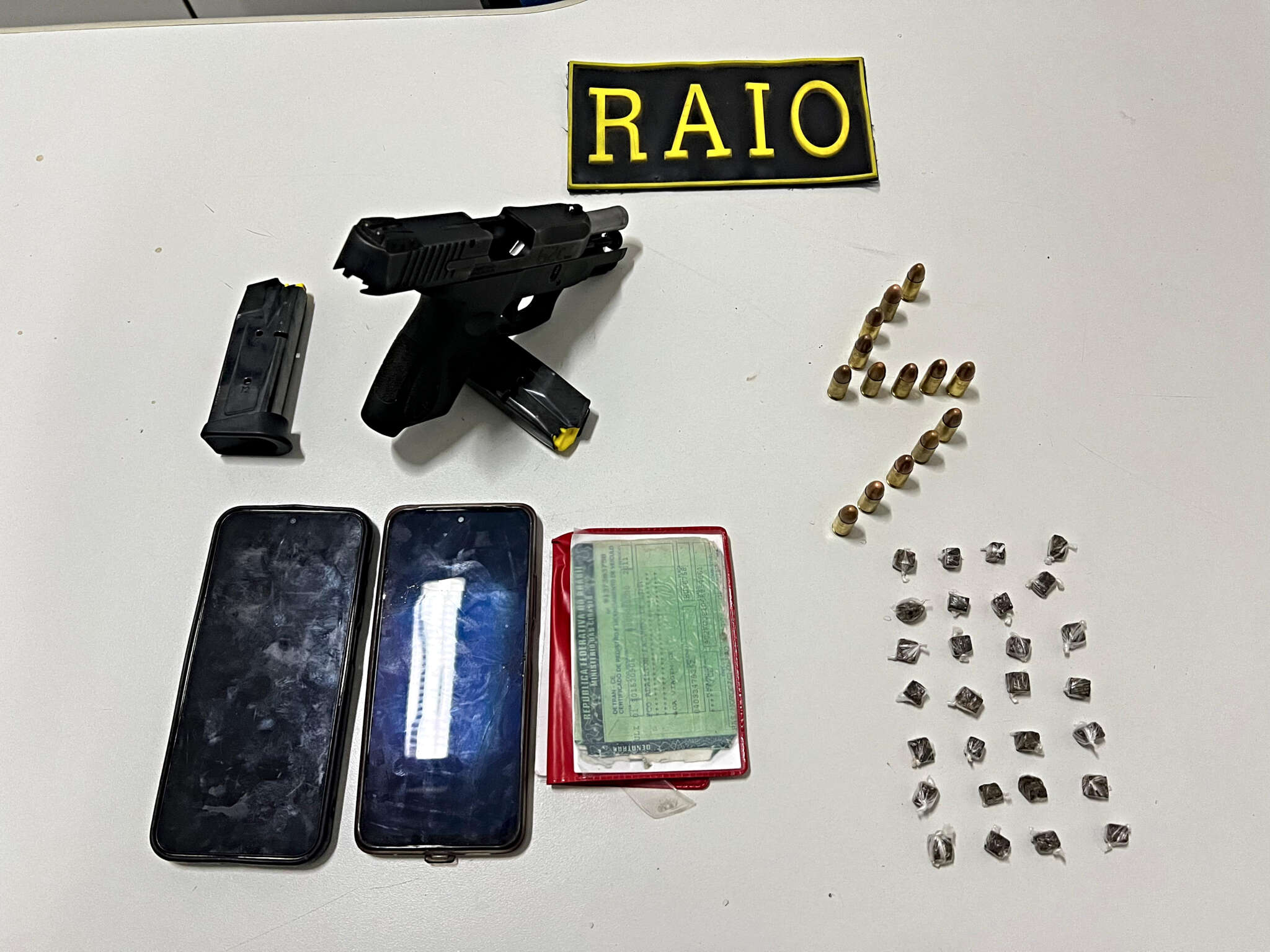 PMCE prende em flagrante suspeito de tráfico de drogas e apreende entorpecentes e arma de fogo em Groaíras