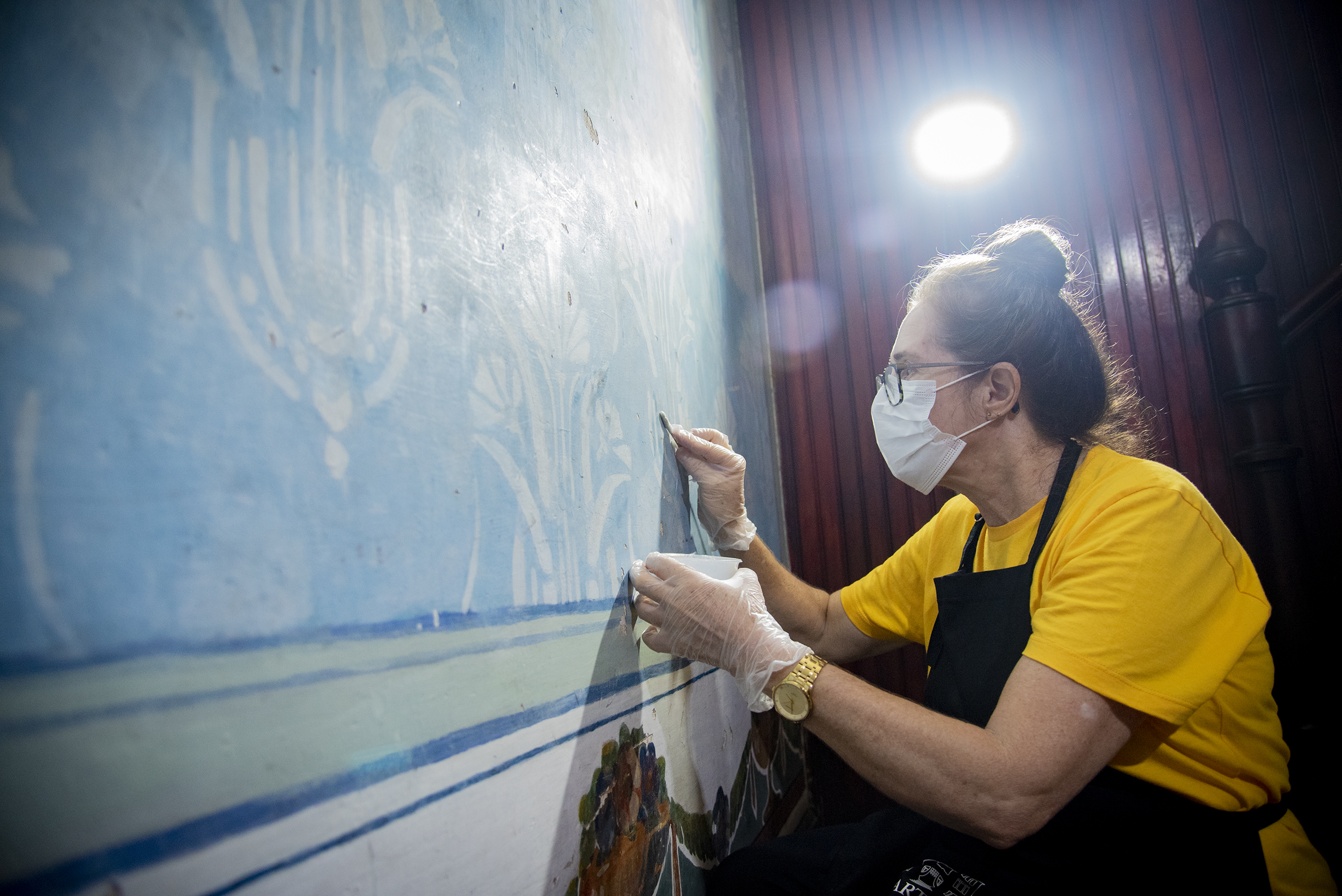 Pinturas decorativas do Palacete Thomaz Pompeu Sobrinho são restauradas por alunos da EAOTPS