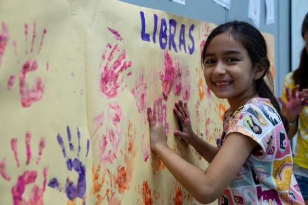 Cultura do Acesso: Bece amplia a acessibilidade em atividades infantis com tradução em Libras aos sábados