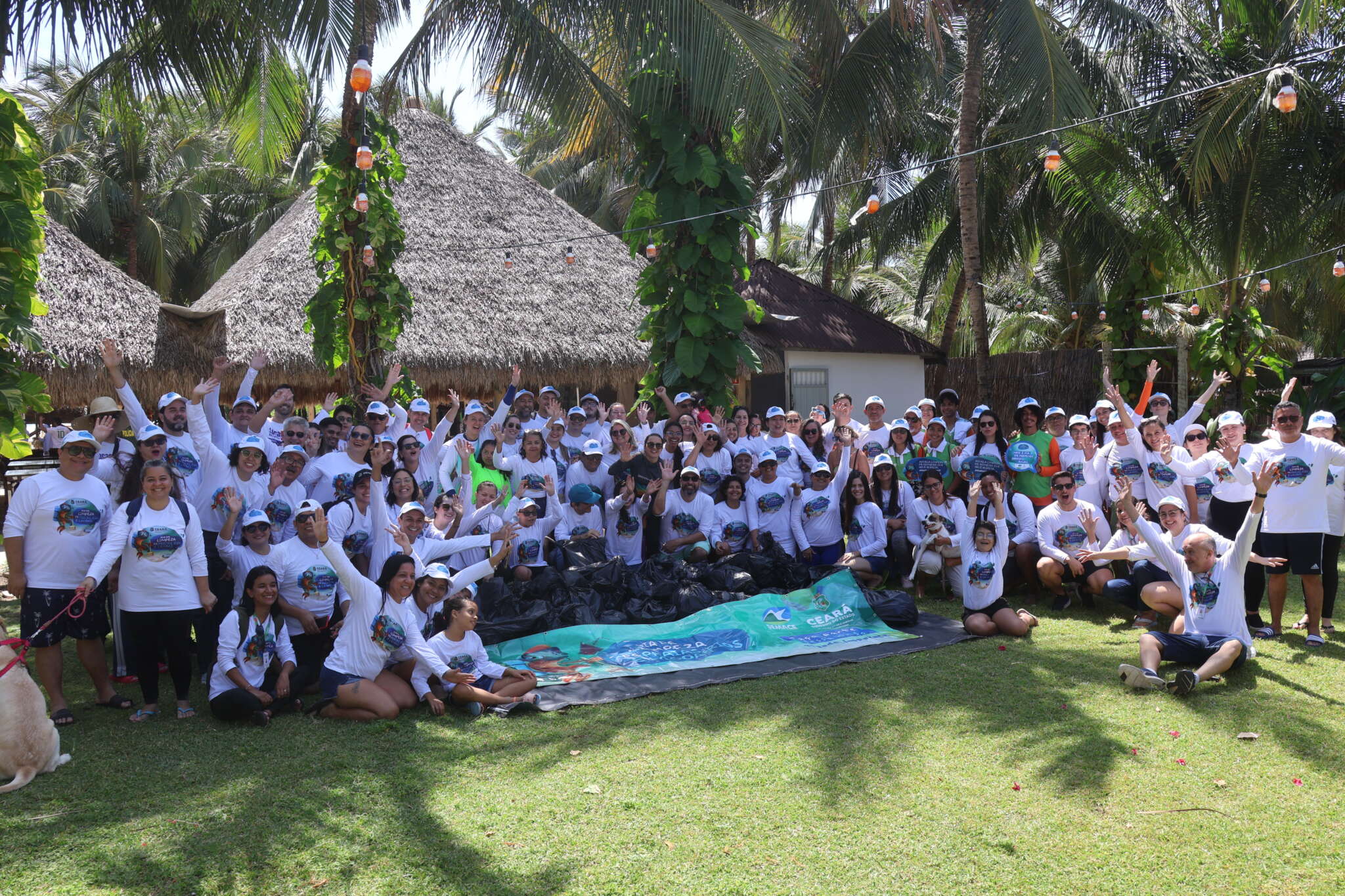 Sema mobiliza voluntários e coleta quase 80 quilos de resíduos na Praia do Futuro