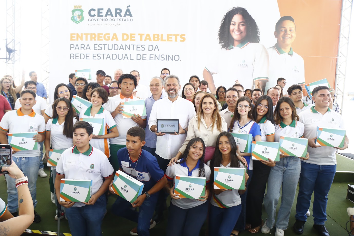 Governo do Ceará inicia entrega de mais de 228 mil tablets para estudantes da rede pública estadual de ensino