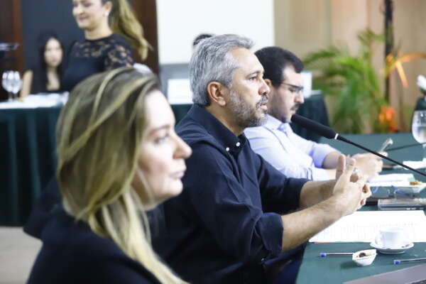 Em reunião de secretariado, governador Elmano incentiva integração e discute prioridades das pastas