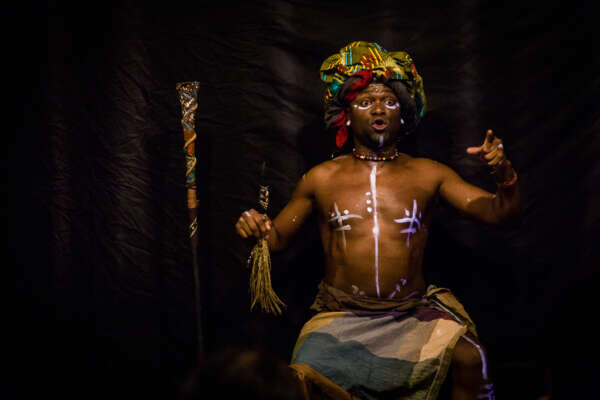 Espetáculo inspirado na tradição oral africana tem apresentação única no Teatro Dragão do Mar, neste domingo (29)