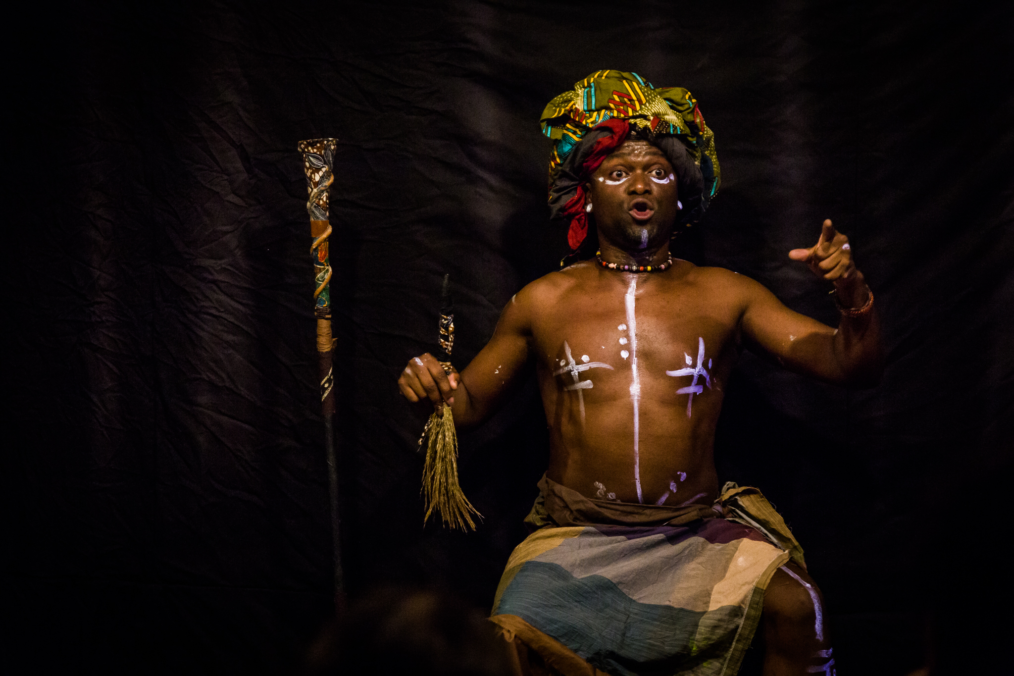 Espetáculo inspirado na tradição oral africana tem apresentação única no Teatro Dragão do Mar, neste domingo (29)