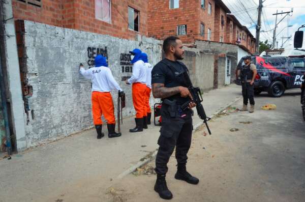 Forças de Segurança do Ceará comandam operação de limpeza e pintura em muros que mantinham inscrições criminosas