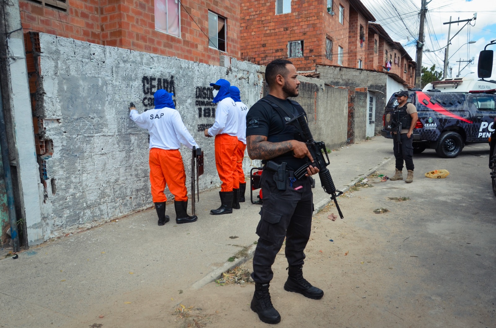 Forças de Segurança do Ceará comandam operação de limpeza e pintura em muros que mantinham inscrições criminosas