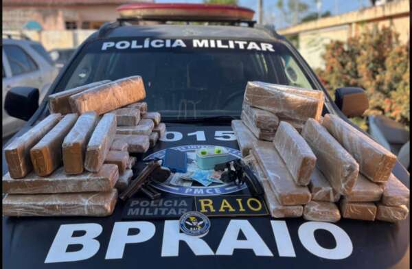 PMCE apreende 45 tabletes de maconha e duas armas de fogo em fundo falso de veículo