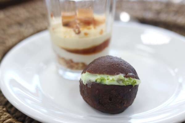 60 alunos concluem o curso profissionalizante de Cozinha com serviço de pratos autorais em almoço