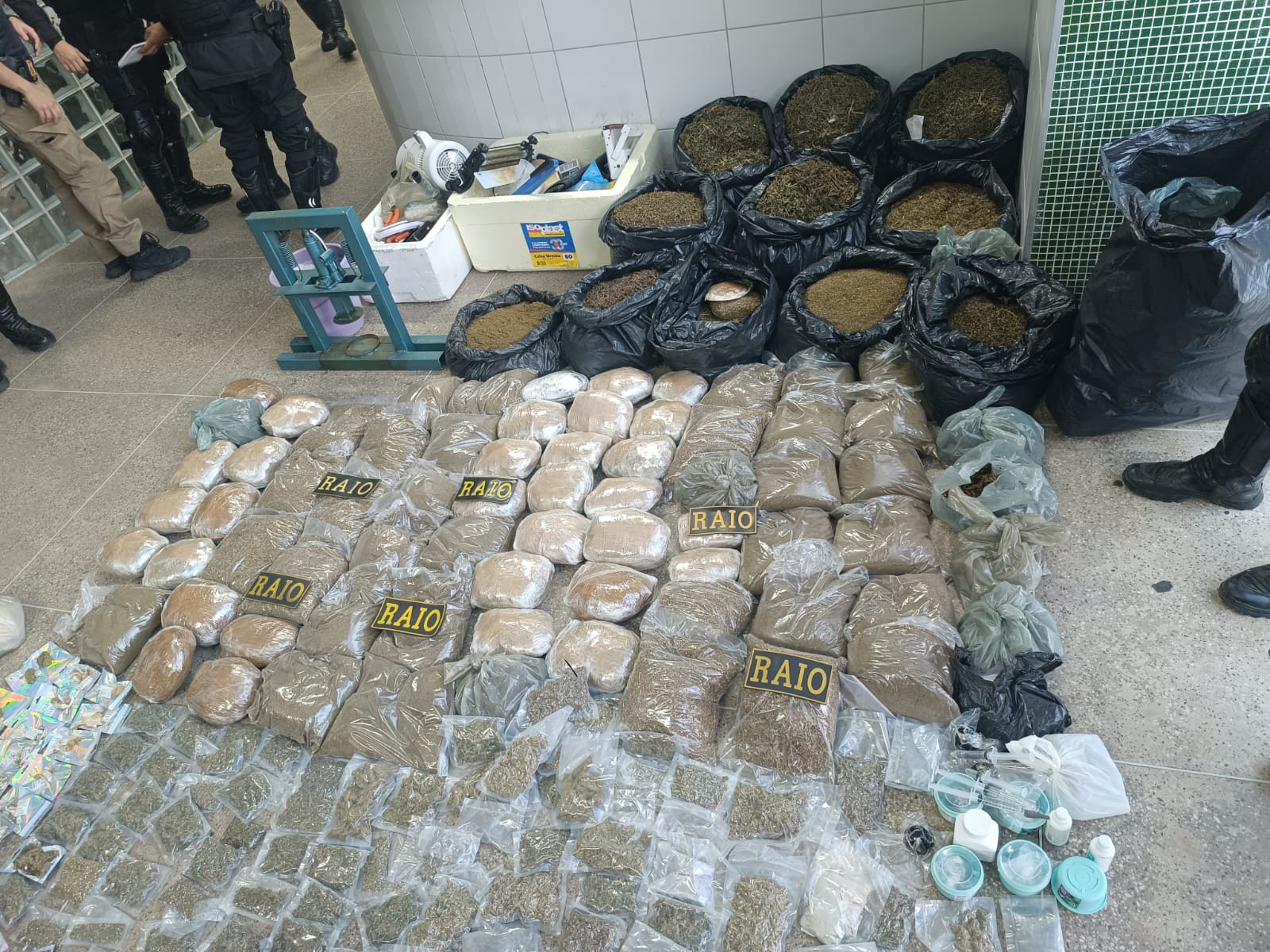 PMCE prende casal e apreende 120 kg de maconha durante ação no Crato