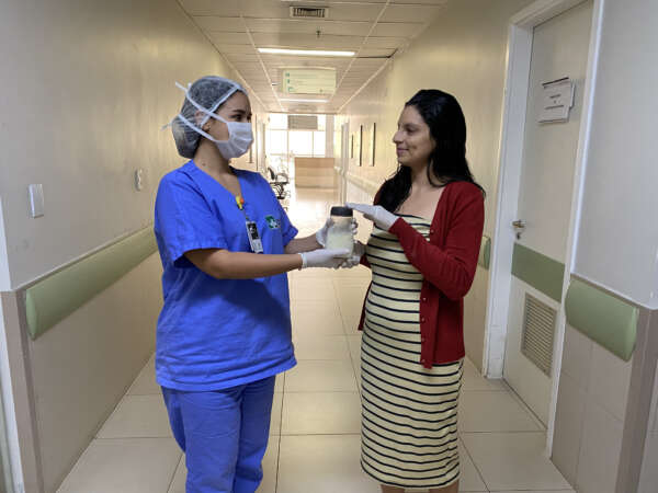 “Doar salva vidas”: mãe com bebê internada no Hospital Regional Norte doa dez litros de leite em menos de um mês