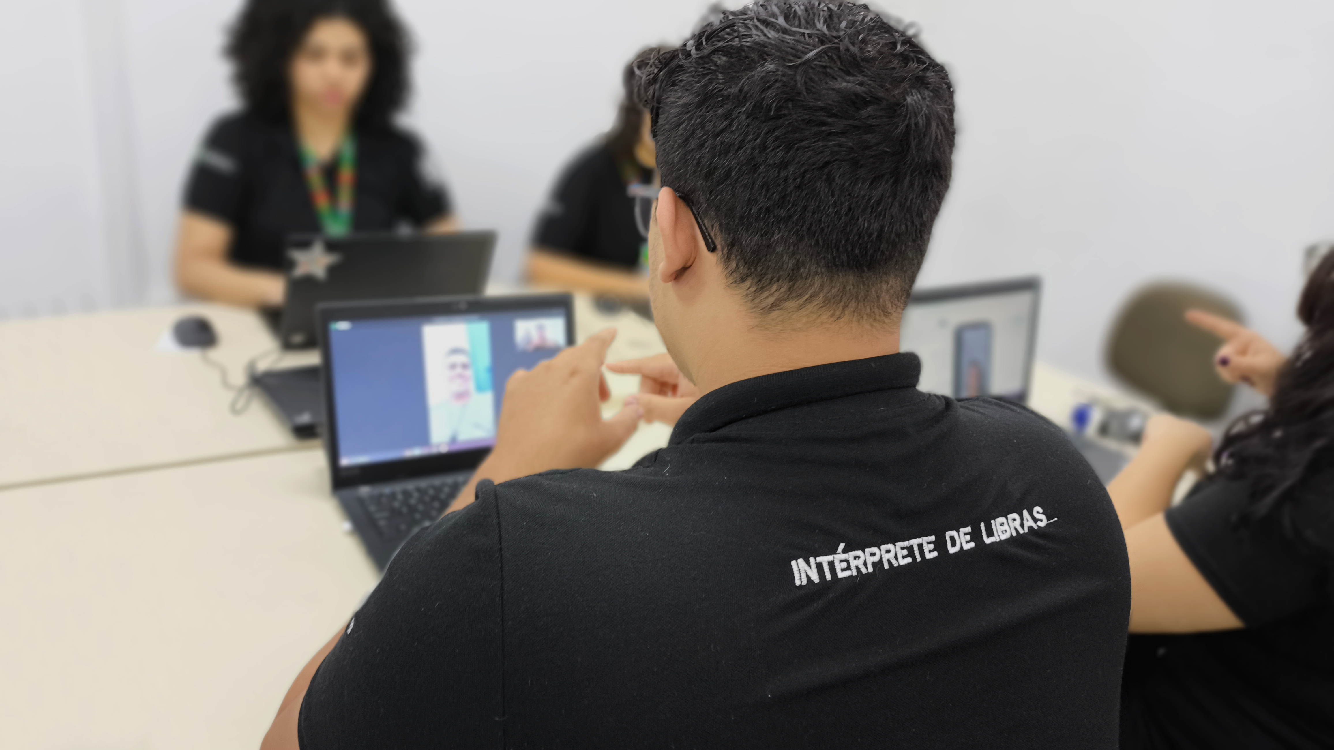 Ceará disponibiliza serviço de intérpretes de Libras para a população surda do estado