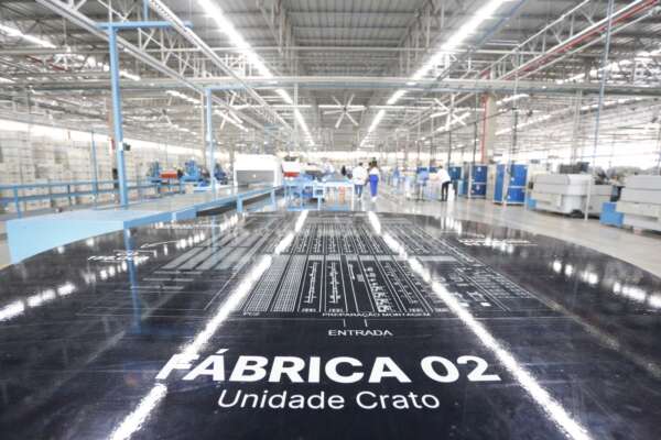Gerando cerca de mil empregos, Governo do Ceará participa da inauguração de segunda unidade de fábrica de sapatos no Crato