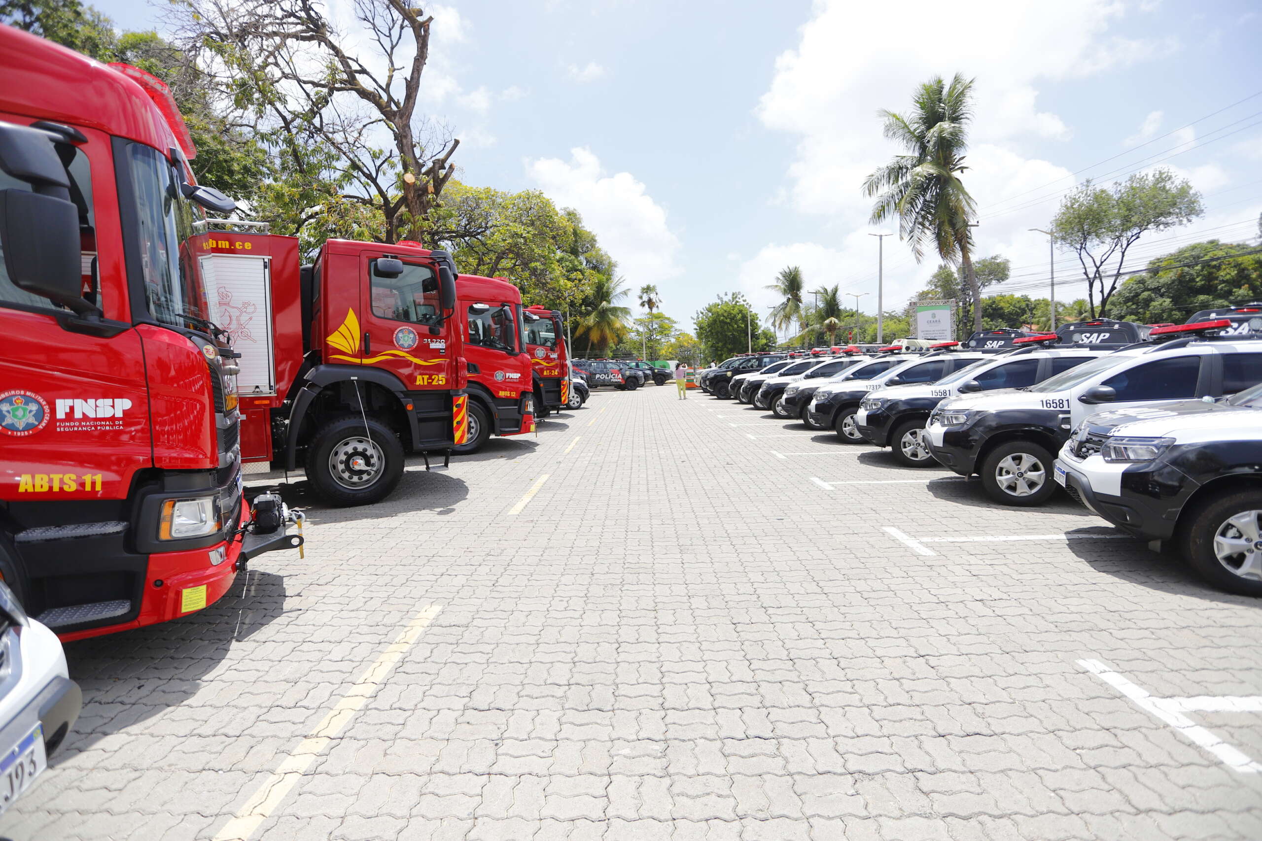 Governo do Ceará entrega 41 viaturas e 150 bicicletas para Forças de Segurança