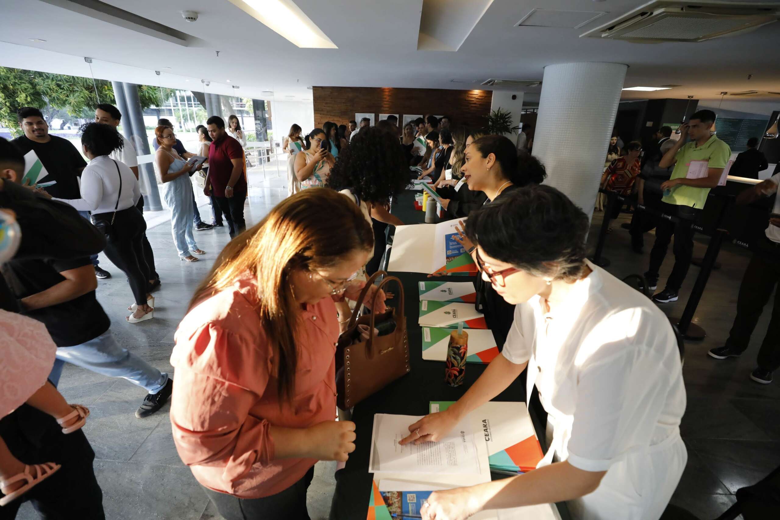 Mais de 200 profissionais da saúde tomam posse para fortalecer a rede pública estadual