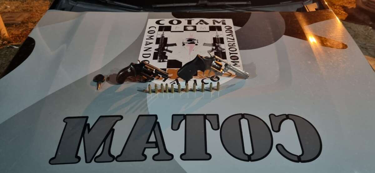 Dupla é presa pela PMCE com armas e veículo com placa adulterada em Maracanaú