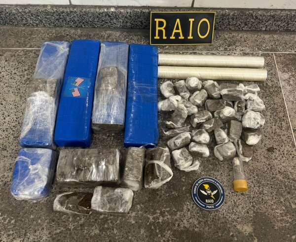 PMCE apreende mais de 5kg de drogas abandonadas no bairro Moura Brasil, em Fortaleza