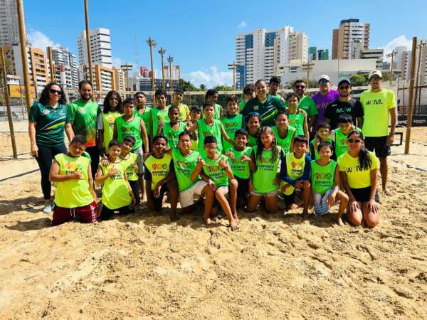 Esporte em 3 Tempos realiza oficina de beach tênis em comemoração ao Dia das Crianças