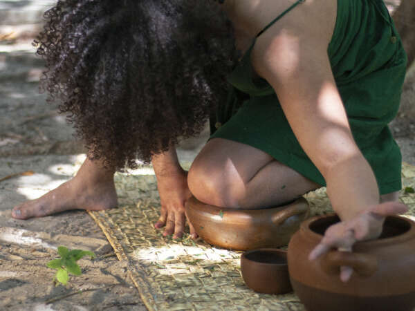 “Um corpo travesti numa narrativa diferente daquela televisionada pelos programas policialescos”, afirma a artista Lyz Vedra sobre performance no Cineteatro São Luiz