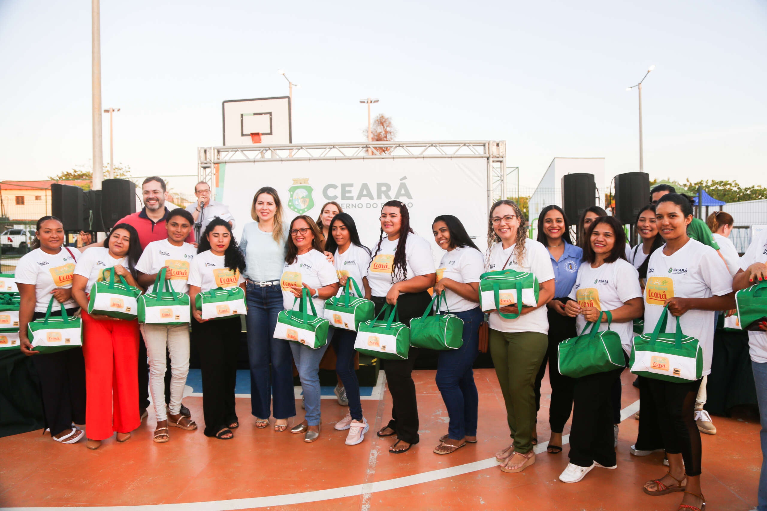 Mais de mil pessoas recebem certificados de qualificação profissional nos Complexos Sociais Mais Infância