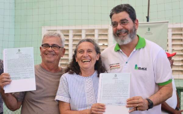 Idace entrega mais de 110 títulos de propriedade em Itapipoca, garantindo segurança jurídica e acesso a políticas públicas