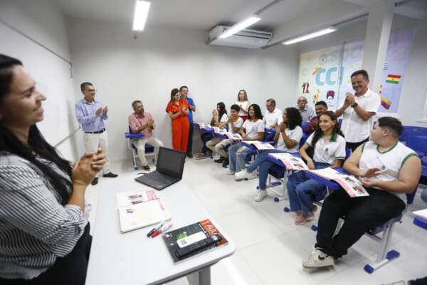 No Crato, Governo do Ceará entrega 23º Centro Cearense de Idiomas