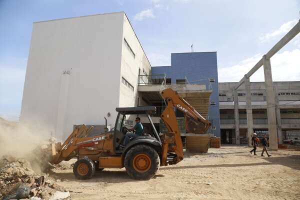 Governador Elmano vistoria obras da Escola Almirante Tamandaré, no Jangurussu, em Fortaleza
