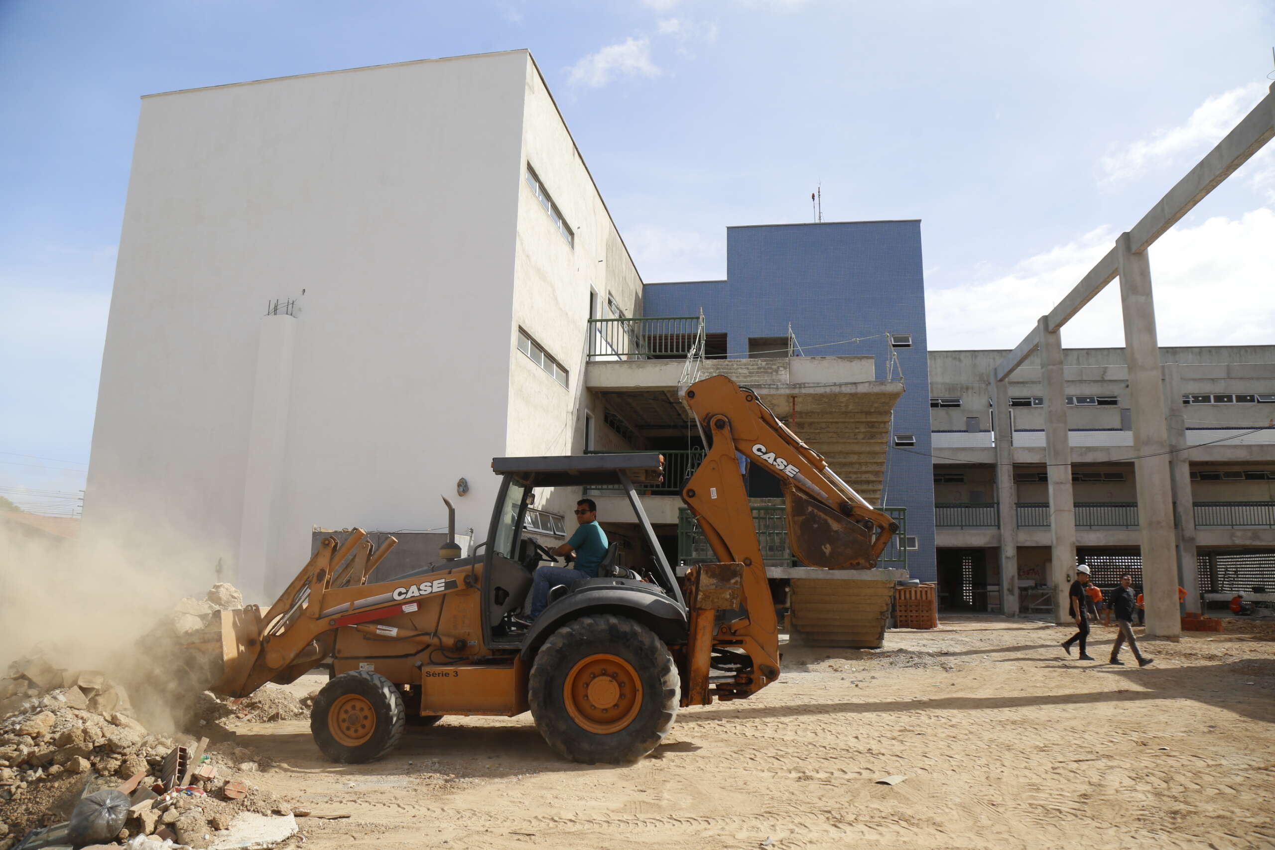 Governador Elmano vistoria obras da Escola Almirante Tamandaré, no Jangurussu, em Fortaleza
