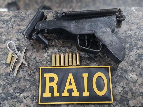 CPRAIO da PMCE prende suspeito por posse ilegal de arma de fogo em conjunto residencial no José Walter