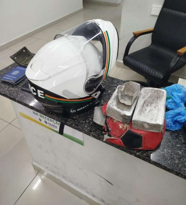 No Pici, PMCE apreende 1kg de maconha escondida em bolas de futebol; três suspeitos são conduzidos à delegacia