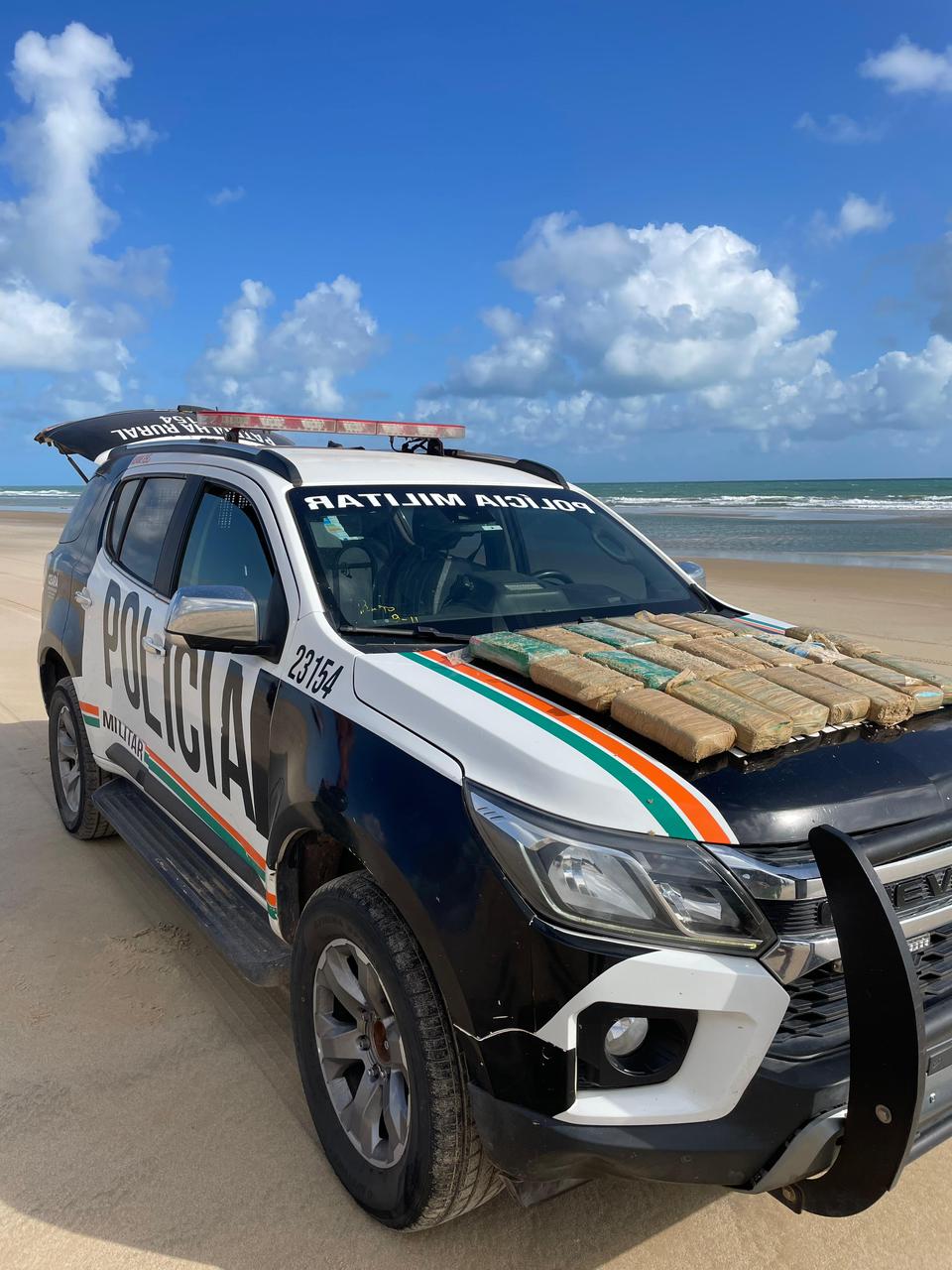 PMCE encontra mala abandonada com mais de 25kg de drogas em Trairi