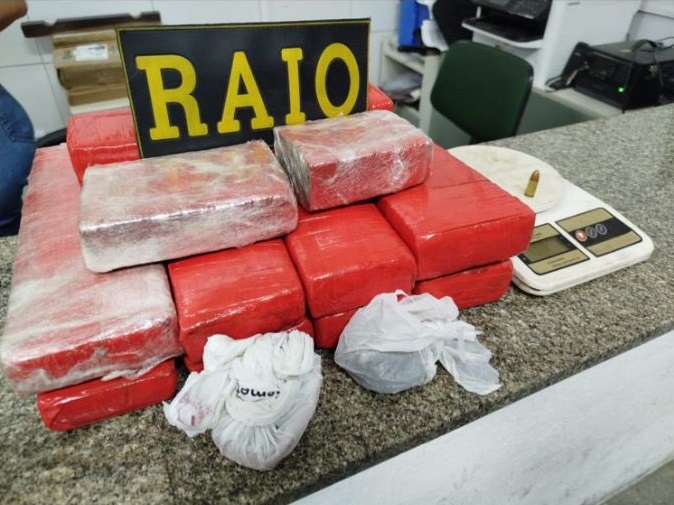 PMCE prende suspeito e apreende 7,8 kg de drogas em Itapajé