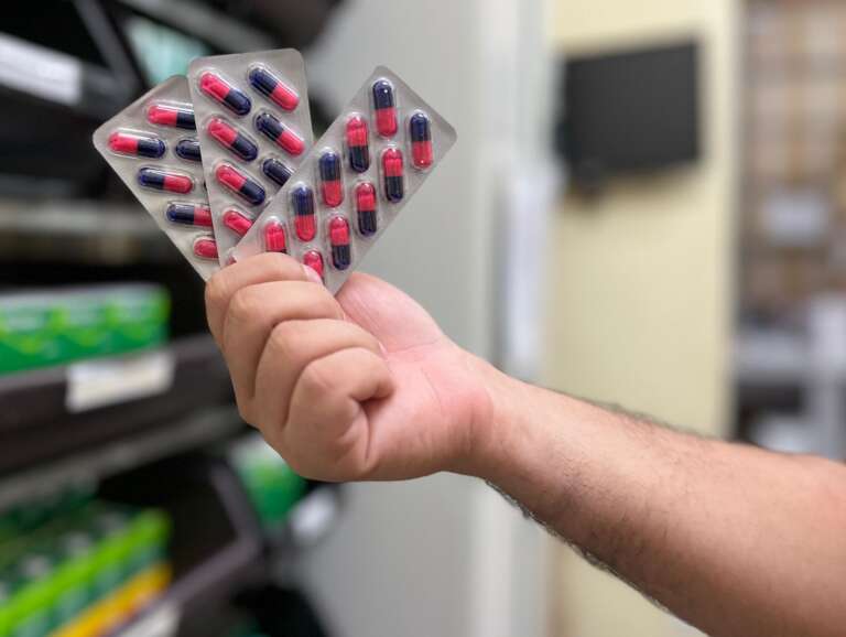 Resistência antimicrobiana: uso indiscriminado de antibióticos representa risco à saúde e favorece o surgimento de bactérias resistentes