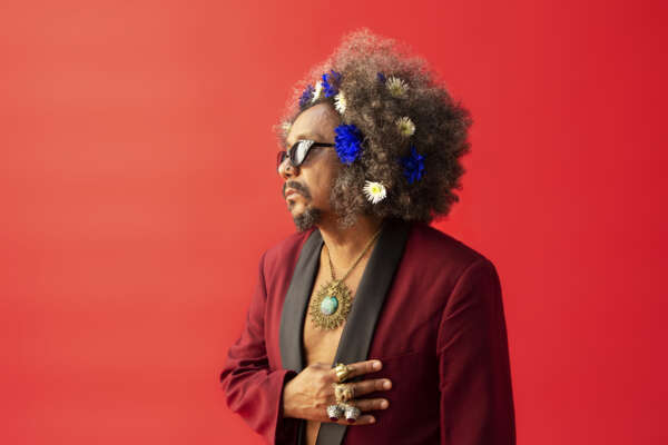 Chico César apresenta novo álbum “Vestido de Amor” em show no Cineteatro São Luiz