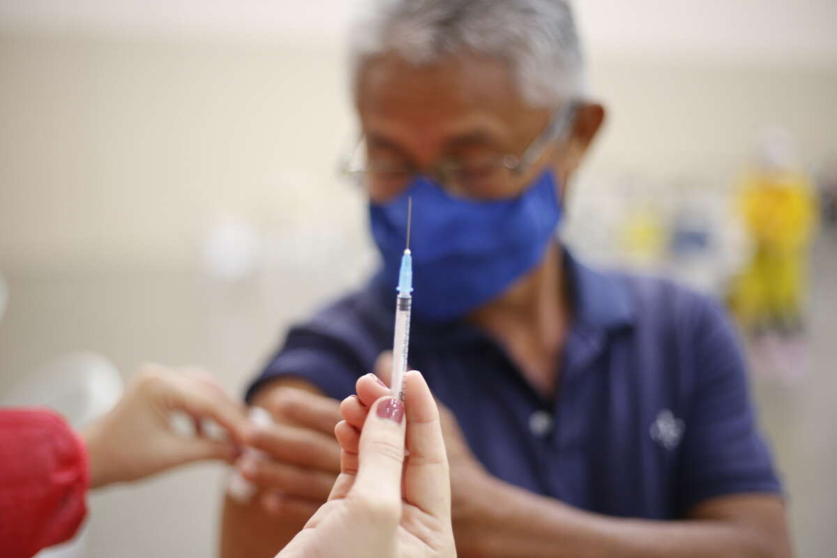 Dezembro Vermelho: conheça as vacinas que protegem contra ISTs