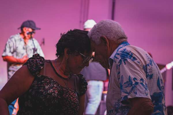 Estação Férias tem início com show de Filipe Catto em homenagem a Gal e Feira Mais Vinil