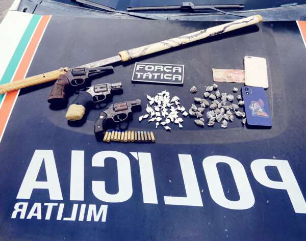 Dupla é presa pela PMCE com três revólveres, munições, drogas e uma espada katana