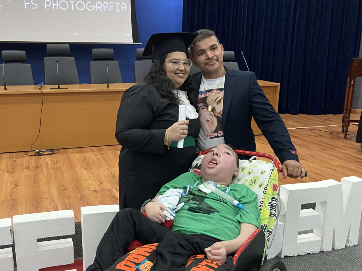 “Minha maior motivação”: Hias surpreende mãe de paciente com presença de filho em cerimônia de formatura em técnica em enfermagem