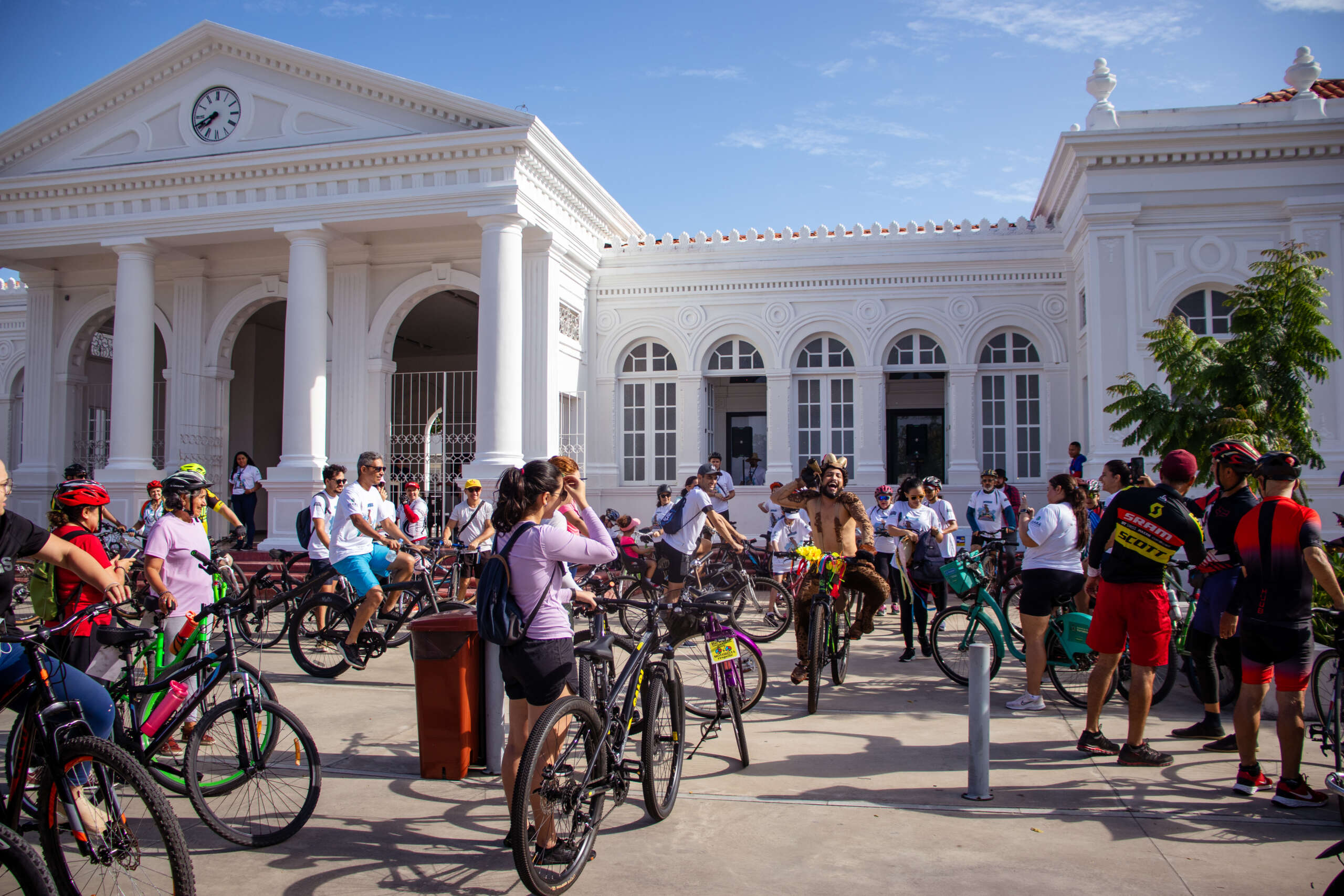 “Bó di Bike com o Ioiô”: Governo do Ceará realiza passeio ciclístico cultural pelas ruas do Centro de Fortaleza