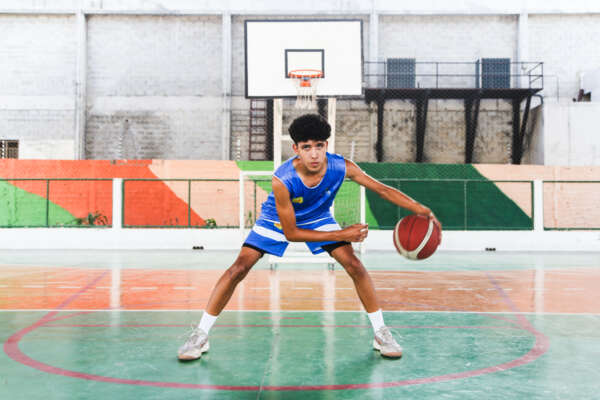 Atletas da Vila Social do Canindezinho se destacam no basquete e ganham bolsa de estudos em Centro Universitário