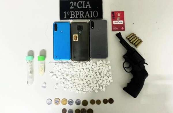 Trio é capturado pela PMCE com drogas e arma de fogo no Carlito Pamplona