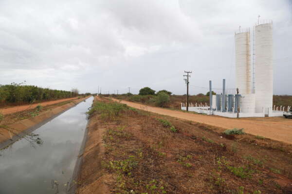 Em Russas, 435 famílias são beneficiadas com sistema de abastecimento entregue pelo Governo do Ceará