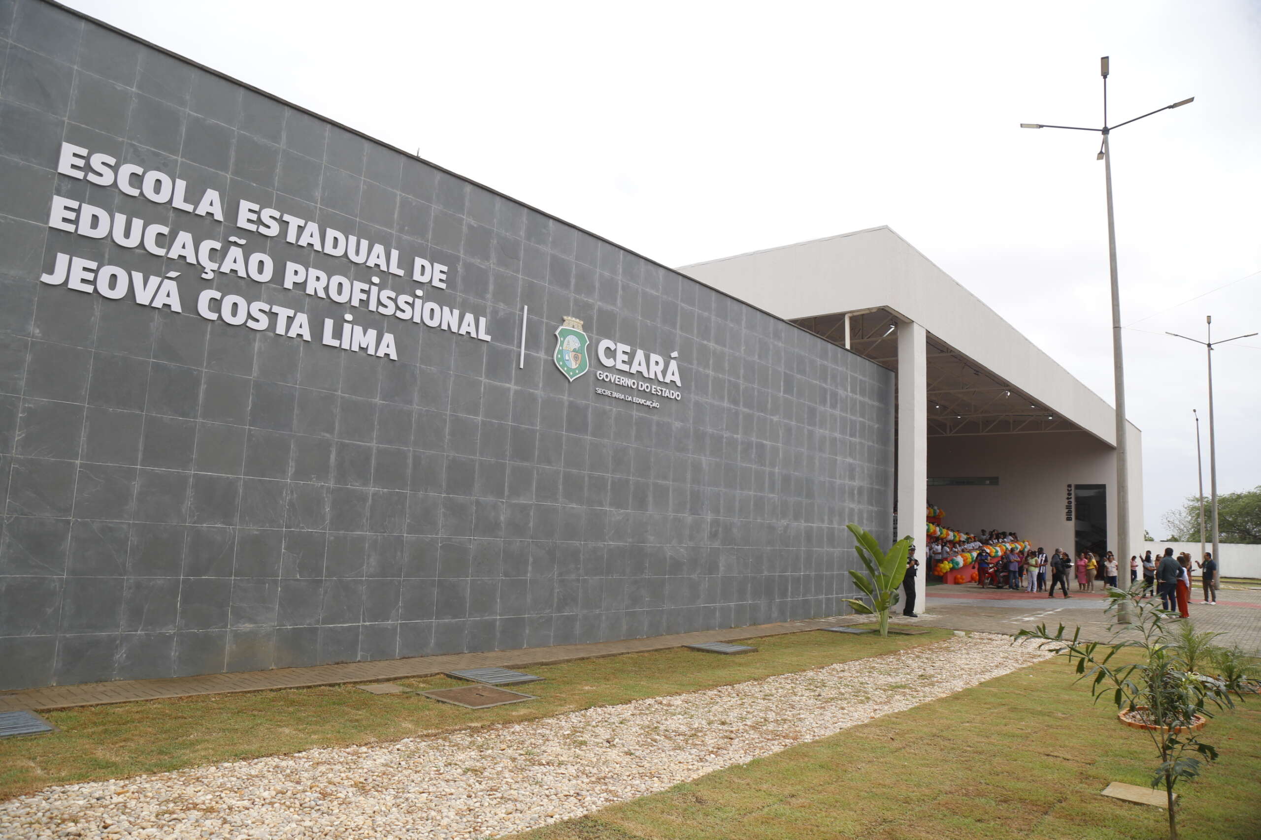 Em Russas, Governo do Ceará entrega nova sede da EEEP e institui Selo e Prêmio Escola Antirracista