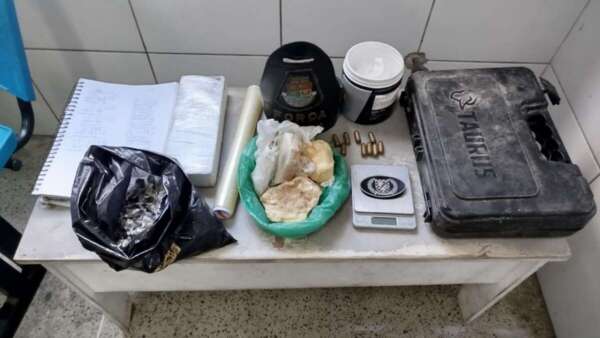 Ação da PMCE resulta na apreensão de maconha, cocaína e crack em imóvel no Quintino Cunha